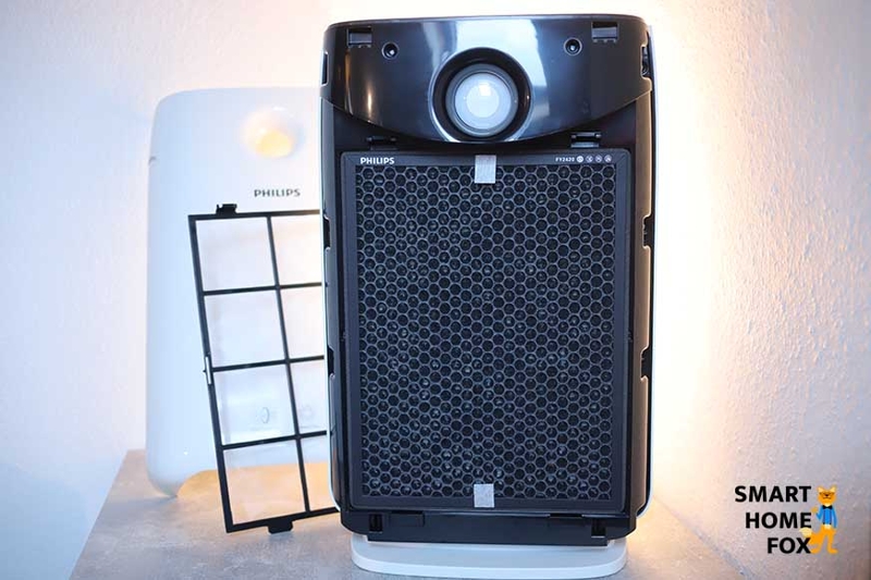 Воздухоочиститель Philips Series 2000i AC2889/10 открыт, вставлен фильтр с активированным углем и рядом с ним фильтр предварительной очистки.